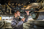 lkw-mechaniker-bei-der-arbeit.jpg?b=1&s=170x170&k=20&c=uFi6SpAHeSu02RE71l1QsrauNX4GWWiEjbfqfAe7Lus=