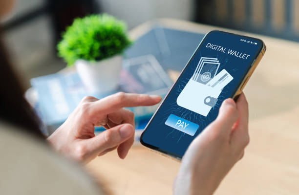 smartphone für den menschlichen gebrauch mit digitaler geldbörse, digitale online-banking-technologie, mobiles banking, einkaufen, zahlung, finanzen, bank, geld abheben, e-wallet, kreditkarte, finanz- und online-geschäft - cyberwallet stock-fotos und bilder