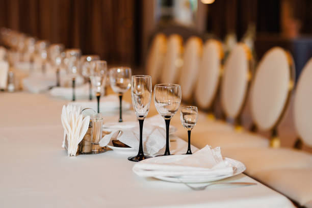 feche os copos na mesa decorada do casamento. conceito moderno - toast champagne jubilee wedding - fotografias e filmes do acervo