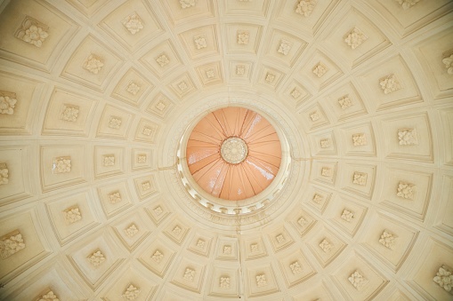 The ceiling is in the form of a circle with a bas-relief in the form of flowers.