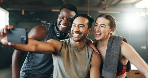Friends, phone and reading with laughing, gym or pointing with meme, funny joke or smile with web blog. Men, woman and fitness team with smartphone, comic video or memory for training in workout room amigos, teléfono y lectura con risas, gimnasia o señalamiento con meme, chiste divertido o sonrisa con blog web. hombres, mujeres y equipo de fitness con teléfono inteligente, video cómico o memoria para entrenar en la sala de entrenamiento