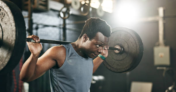 ジム、ウェイトリフティング、バーベルで黒人男性 筋肉増強の持久力、強い体、またはフィットネスのバランス能力。健康とウェルネスにおけるワークアウトの課題におけるコミットメント - men black body building african descent ストックフォトと画像