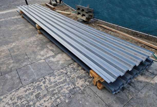 chapa galvanizada ondulada em um pallet na rua. material de despejo. o reparo do telhado está se aproximando e os trabalhadores compraram chapas metálicas, - architecture roof aluminum sheet industry - fotografias e filmes do acervo