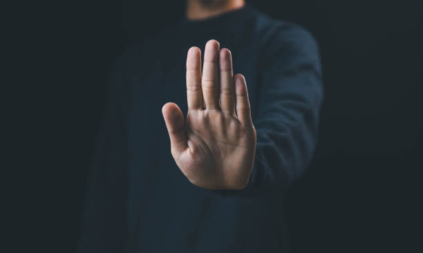 il segno della mano degli uomini un arresto, cautela - segnale di stop foto e immagini stock