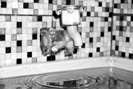 the water tap dripped water into the bathtub