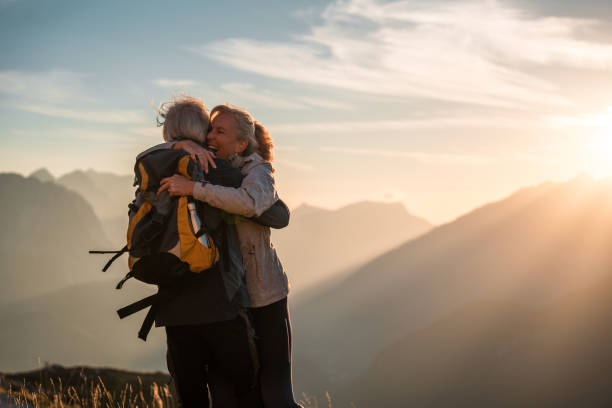 momento de compromiso mágico de montaña para pareja madura - 16490 fotografías e imágenes de stock