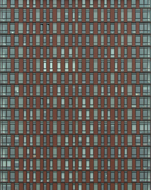 building window detail (grid of windows in modern residential building, apartment complex, coop, condo, condominium) abstract symmetrical pattern in housing flats, perpendicular lines intersecting detalle de la ventana del edificio (cuadrícula de ventanas en un edificio residencial moderno, complejo de apartamentos, gallinero, condominio, condominio) patrón simétrico abstracto en pisos de vivienda, líneas perpendiculares que se cruzan