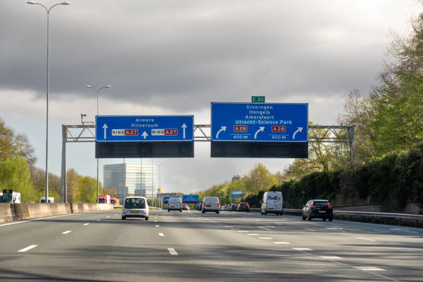 verkehr auf der umgehungsstraße utrecht, a27 in der nähe der kreuzung rijnsweerd - overhead gantry sign stock-fotos und bilder