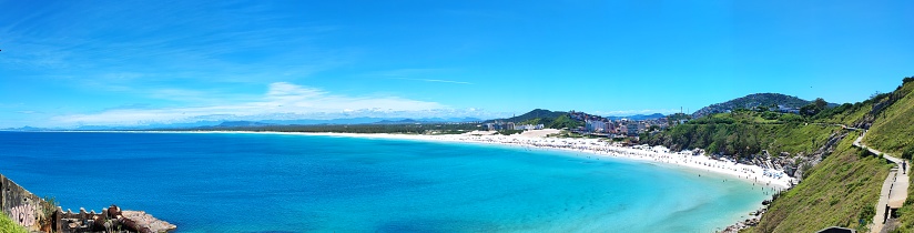 Indulge in this breathtaking view of Arraial do Cabo, a true coastal paradise in Rio de Janeiro. The crystal-clear waters in shades of turquoise extend as far as the eye can see, contrasting with the white sandy beaches and lush vegetation. The picturesque horizon completes the scene, providing an unforgettable glimpse of this heavenly destination.