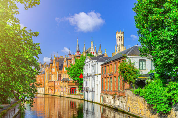 Bruges cityscape, Groenerei Green Canal water of Reie river with embankment in Brugge old town, medieval buildings in Bruges city historical center, West Flanders province, Flemish Region, Belgium paisaje urbano de brujas, agua del canal verde groenerei del río reie con terraplén en el casco antiguo de brujas, edificios medievales en el centro histórico de la ciudad de brujas, provincia de flandes occidental, región flamenca, bélgica