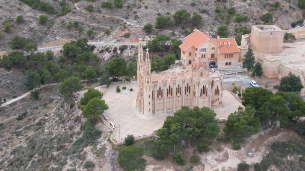 sanktuarium św. marii magdaleny, widok z lotu ptaka na noveldę, alicante, hiszpania - credo zdjęcia i obrazy z banku zdjęć