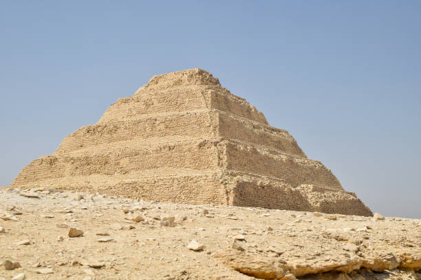 la pyramide à degrés de djéser à saqqarah, en égypte - saqqara egypt pyramid shape pyramid photos et images de collection