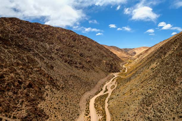 アルゼンチン、アンデス山脈の高架橋ラ・ポルボリージャの下の渓谷