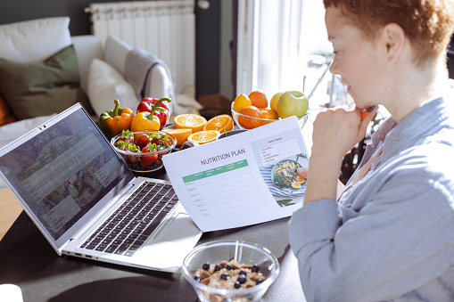 A female nutritionist is making a nutrition plan for her client