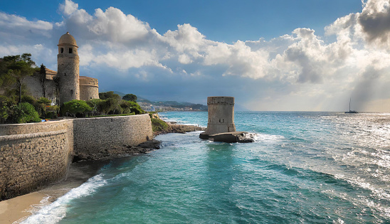un cuerpo de agua con una torre, una torre de piedra con una ventana, un cielo nublado sobre una masa de agua, una torre de piedra en una playa, un muro de piedra con un agujero en la pared
