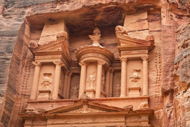 la parte superior de la fachada principal de al khazneh, el templo nabateo en el reino nabateo de petra en la ciudad de wadi musa en jordania - siq al barid fotografías e imágenes de stock