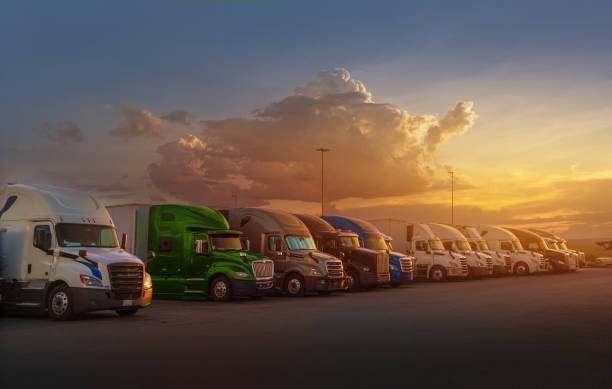 Semi caminhões estacionados em uma estação de descanso no Texas, EUA - foto de acervo