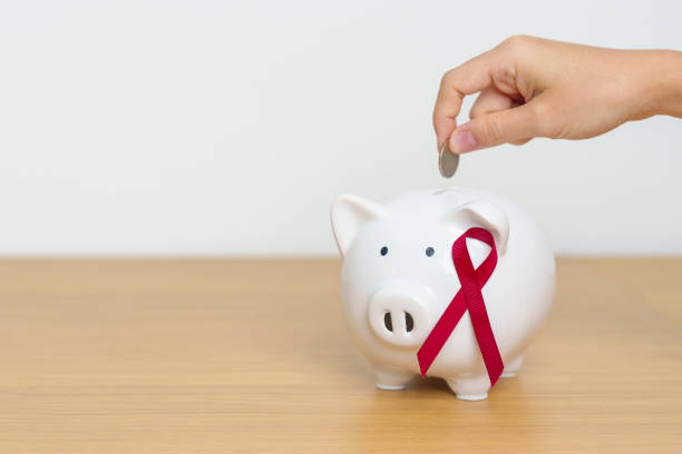 December World Aids Day and multiple myeloma Cancer Awareness month, Burgundy Red Ribbon with Piggy Bank for support illness life. Health, Donation, Charity, Campaign, Money Saving and Fund concept diciembre: día mundial del sida y mes de concientización sobre el cáncer de mieloma múltiple, cinta roja de borgoña con alcancía para apoyar la vida de la enfermedad. salud, donación, caridad, campaña, ahorro de dinero y concepto de fondo