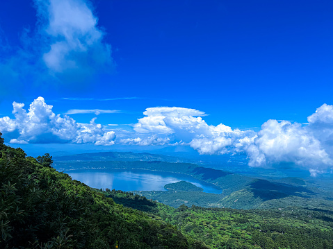 Una vista panorámica de el lago de Coatepeque desde el volcán Ilamatepec