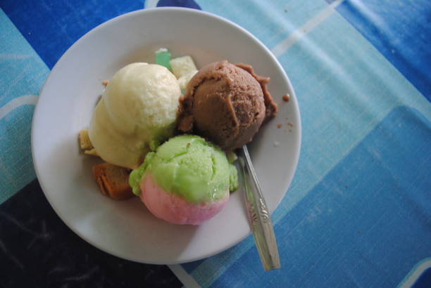Es Puter is a dessert from Indonesia similar to ice cream made from coconut milk as a substitute for milk. Puter ice has a rough texture and is traditionally frozen with a tube-shaped device that is rotated in ice cubes and salt.