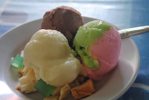 Es Puter is is a dessert from Indonesia similar to ice cream made from coconut milk as a substitute for milk. Puter ice has a rough texture and is traditionally frozen with a tube-shaped device that is rotated in ice cubes and salt.