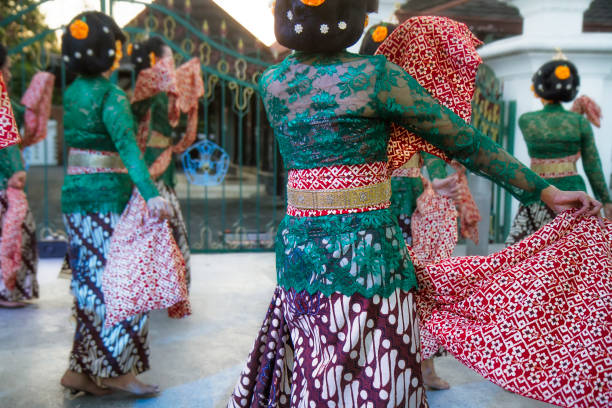 Traditional javanese dancer wearing Parang rusak batik pattern