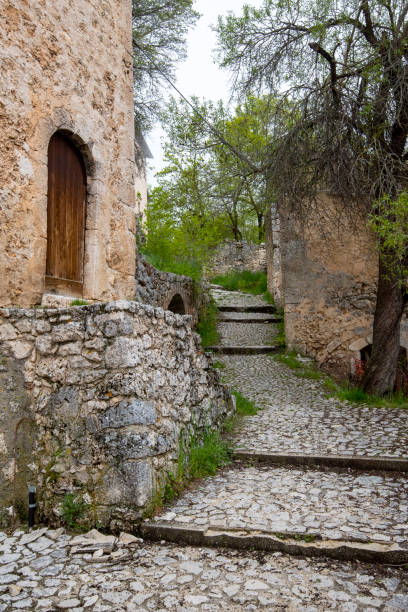 istock Cobblestone Street in Calascio 1939133061