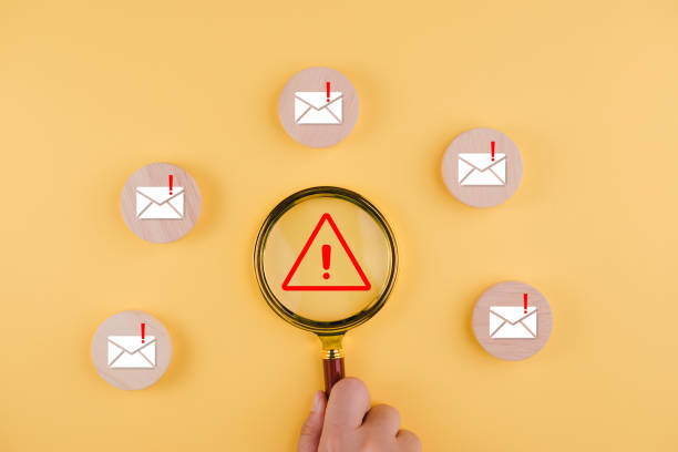 Email concept with laptop spam and virus computer monitor internet security concept,reading electronic mail with a magnifying glass . Spam, junk and e-marketing on screen, Spam Email Pop-up Warning. concepto de correo electrónico con spam portátil y virus concepto de seguridad de internet del monitor de computadora, lectura de correo electrónico con una lupa. spam, correo no deseado y marketing electrónico en pantalla, advertencia emergente de cor
