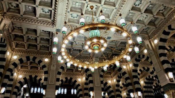 lampu gantung masjid nabawi - masjid nabawi madinah potret stok, foto, & gambar bebas royalti