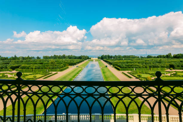 konstantinovsky palace. state complex national congress palace. view of landscaped park and gulf of finland, strelna, st. petersburg, russia - museum complex the americas north america usa imagens e fotografias de stock