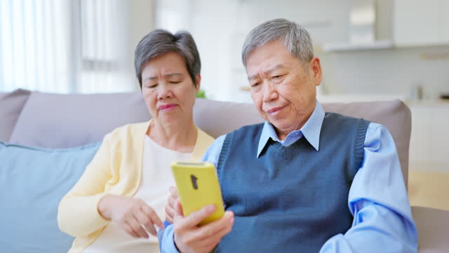 elderly couple smartphone scammed