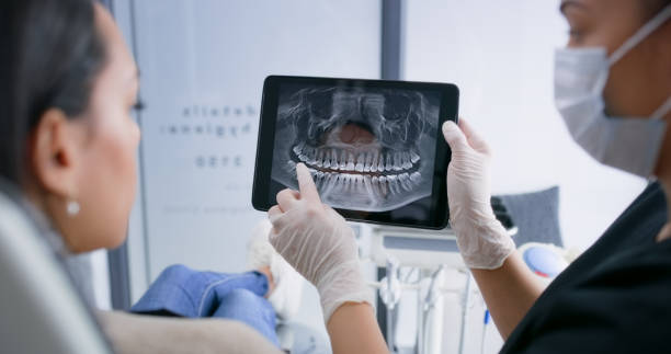 손, 정제 및 치아 엑스레이, 치과 수술 및 건강 담당 치과 의사 및 환자, 클리닉의 사람 및 교정. 의료, 웰빙 및 충치 또는 치은염이 있는 화면의 구강 디지털 스캔 - dentist office 뉴스 사진 이미지