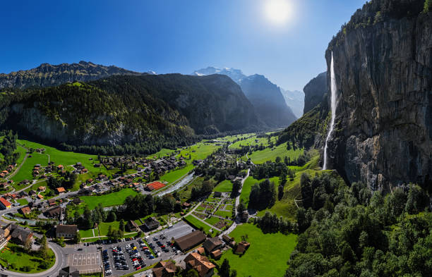180-градусная воздушная панорама водопада штауббах (staubbachfall) в лаутербруннене, швейцария - staubbach falls стоковые фото и изображения