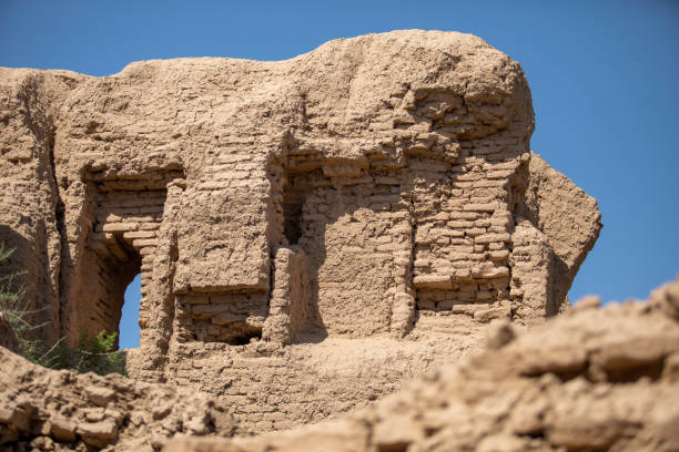 un edificio in pietra che ha un'enorme spaccatura - il monumento di nelson foto e immagini stock