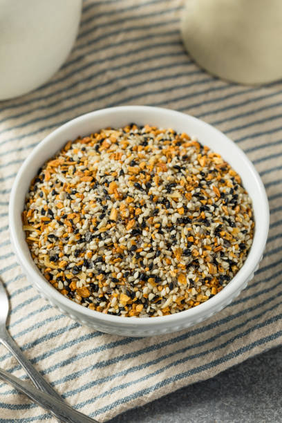 organiczna sucha przyprawa do bajgla do wszystkiego - sesame seed spoon variation zdjęcia i obrazy z banku zdjęć