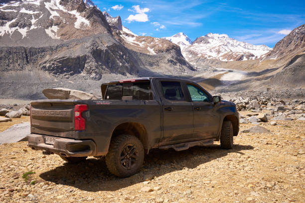 A pickup truck in a place in the Sierra de El Brujo, a mountain range in the Chilean Andes that contains some of the largest glaciers in the country, such as the Universidad glacier (in the background of the image).