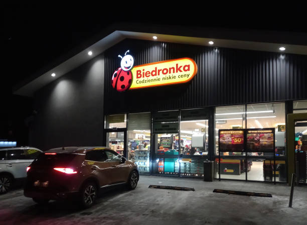 biedronka - one of the largest chain supermarkets in poland. - center stability built structure retail 뉴스 사진 이미지