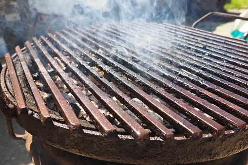 Grill - a portable installation for cooking on coals, in the heat. Direct method of cooking meat. The remaining fat burns and forms acrid carcinogenic smoke with aromatic hydrocarbons. Smoking grill
