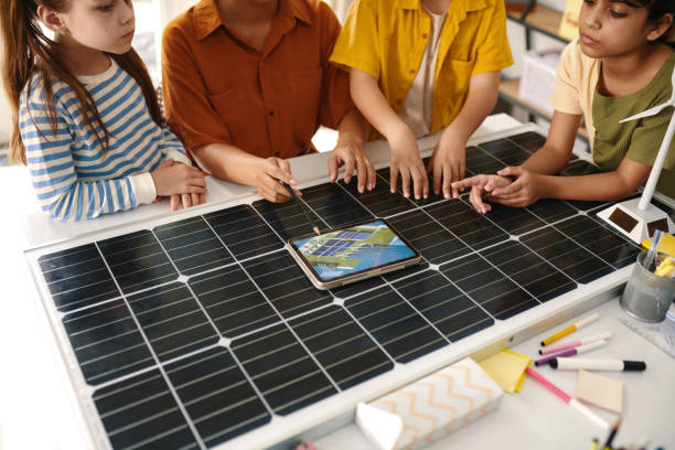 istock Teacher Talking about Solar Farms 1941171815