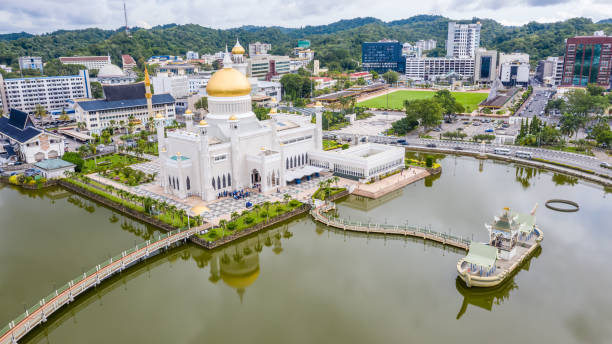 aerial view of mosque sultan omar ali saifuddin mosque and royal barge at brunei darussalam - bandar seri begawan fotografías e imágenes de stock