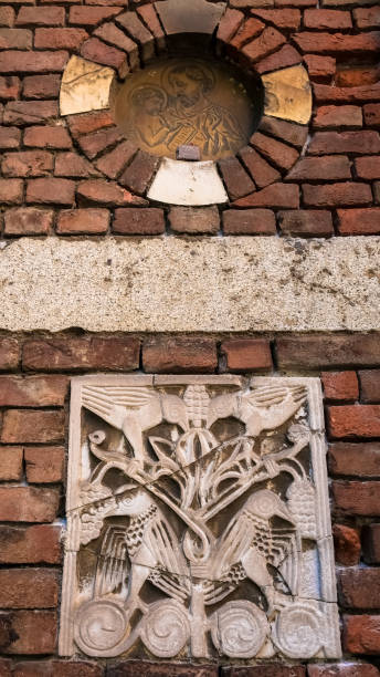 détail de la basilique mineure du corpus domini à milan, italie - domini photos et images de collection