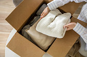 frauenh%C3%A4nde-legen-warmen-neutralen-