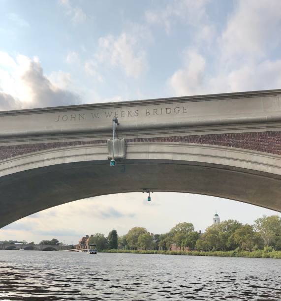 kładka weeksa na harvardzie - boston charles river cambridge skyline zdjęcia i obrazy z banku zdjęć