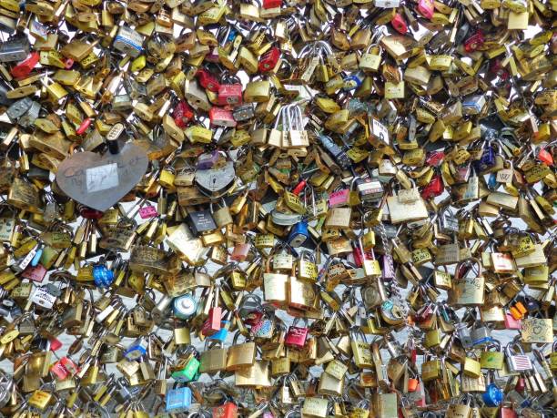 Pont des arts, Love lock bridge