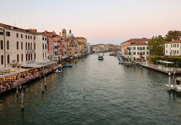 grand canal in the ponte degli scalzi area in venice, italy - ponte degli scalzi - fotografias e filmes do acervo