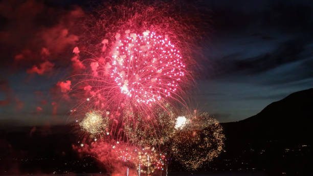 fireworks at sea inlet, vancouver, bc - english bay flash стоковые фото и изображения