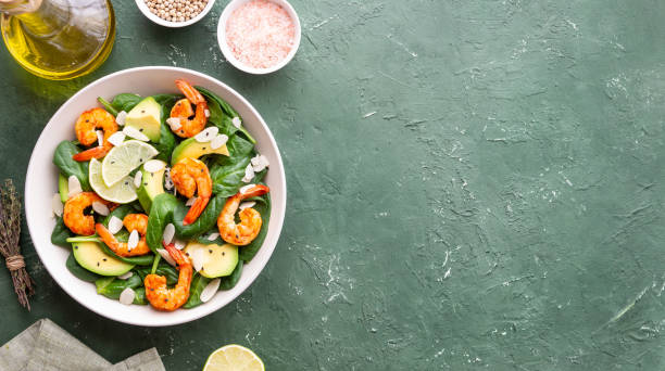 salad with shrimps, avocado, spinach and almonds. healthy eating. diet. - salad shrimp prawn prepared shrimp fotografías e imágenes de stock