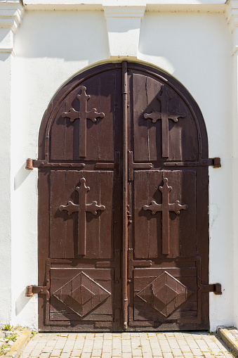 La entrada principal a la Iglesia Católica, de estilo barroco y clasicista photo