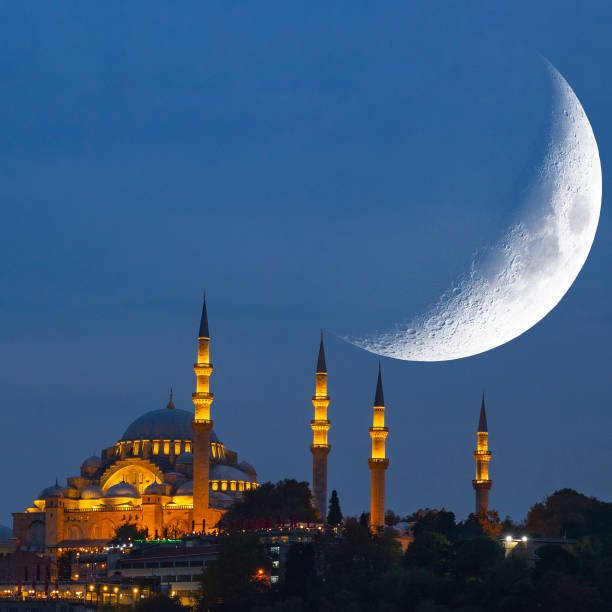 istock Crescent moon and Suleymaniye Mosque 1942096087