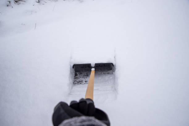 Sgombero della neve dal marciapiede - foto stock